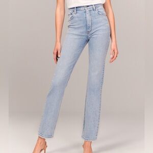 Abercrombie Ultra High Rise Ankle WORN ONCE
Straight Jean
Color: LIGHT
Size: 24